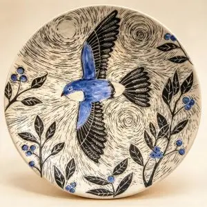 Plato decorativo - Golondrina sobre Arandanos. tallado a mano