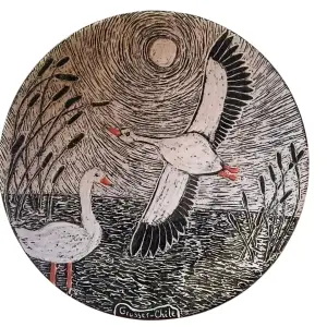 Plato Cisnes Coscoroba  sobre humedal - Tallado a mano